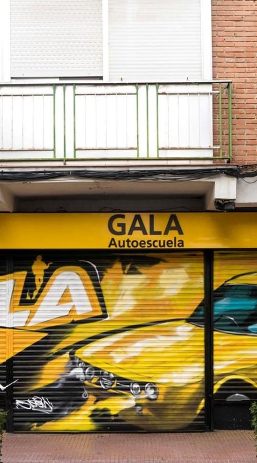 Cierre con mural de Rolls-Royce amarillo para Autoescuela Gala en estilo graffiti