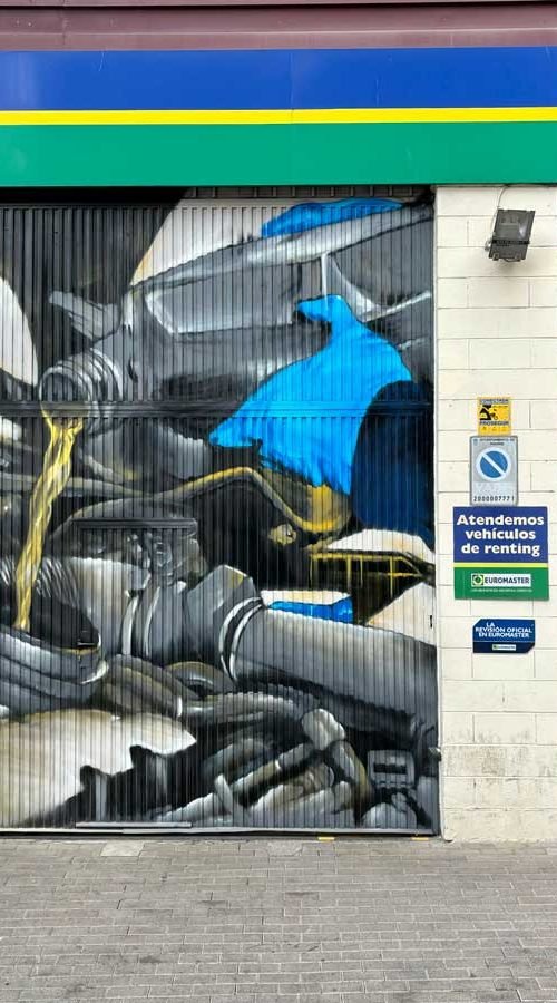 Graffiti de mecánica y engranajes en fachada de Euromaster Julián Camarillo