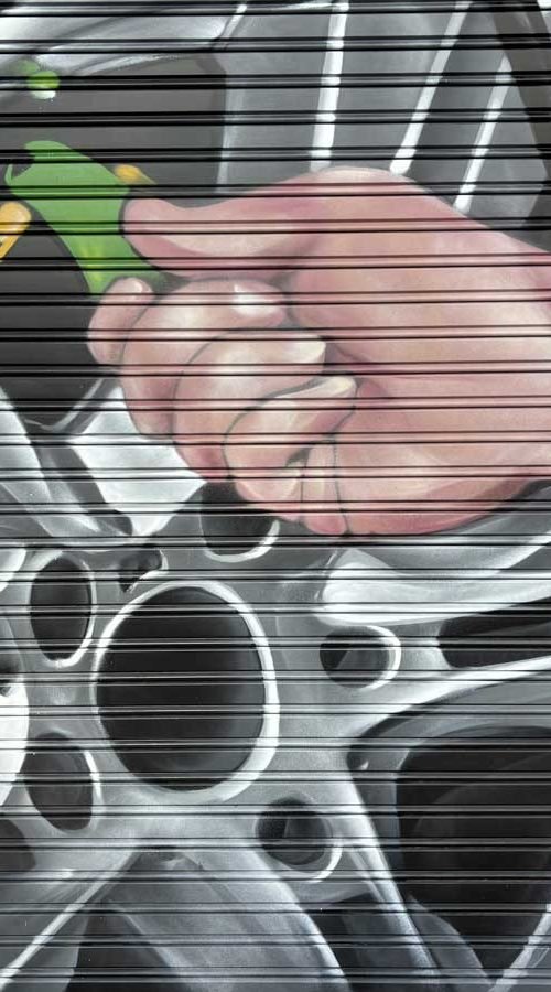 Graffiti de mecánica y engranajes en fachada de Euromaster Julián Camarillo