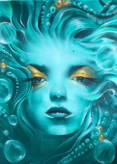 Mural urbano con rostro femenino turquesa en terraza interior