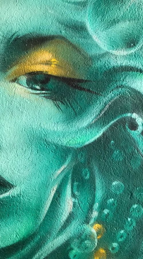 Mural urbano con rostro femenino turquesa en terraza interior