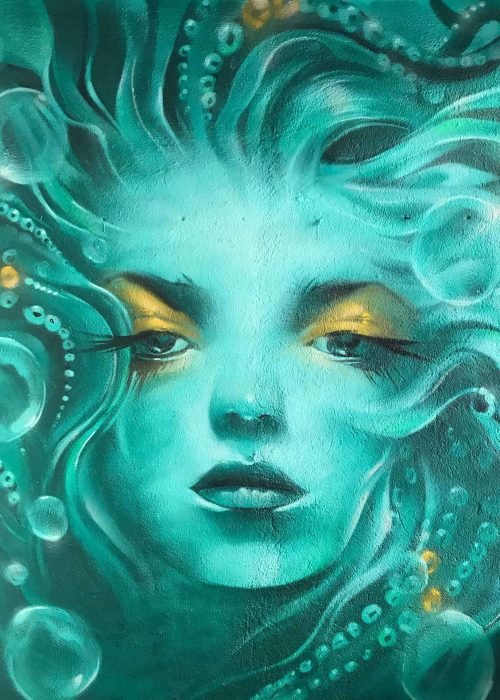 Mural urbano con rostro femenino turquesa en terraza interior