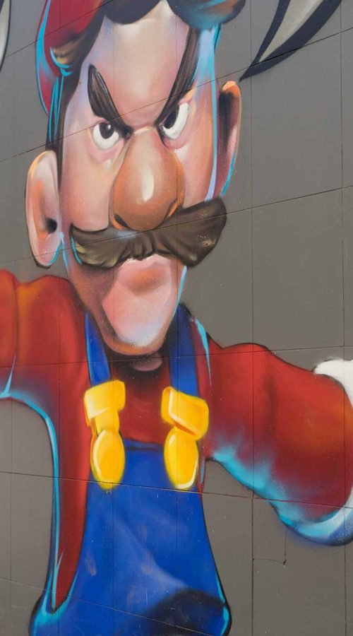 Mural para fontanería con personaje tipo Mario y herramientas, arte urbano comercial