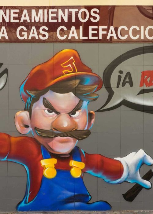 Mural para fontanería con personaje tipo Mario y herramientas, arte urbano comercial