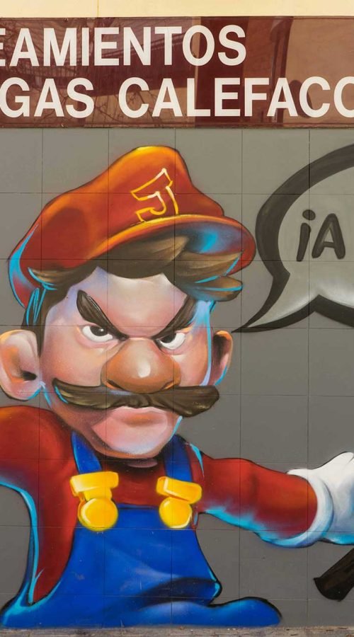 Mural para fontanería con personaje tipo Mario y herramientas, arte urbano comercial