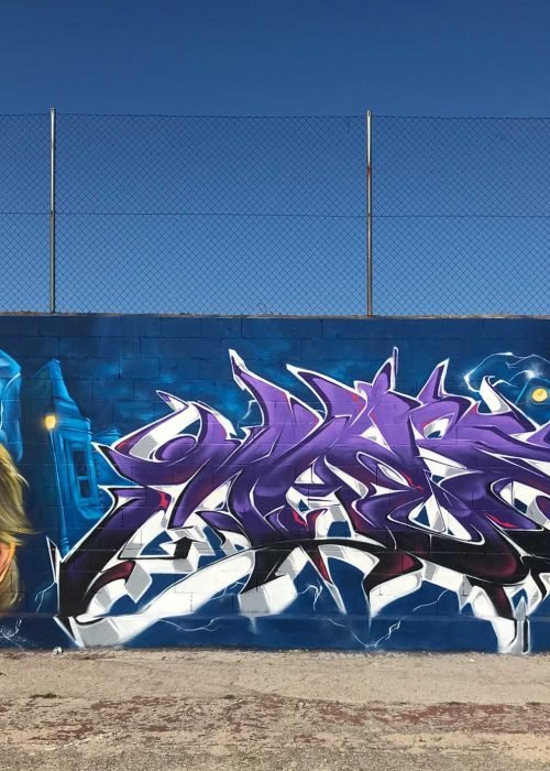 Mural graffiti de Marty McFly y el Delorean de Back to the Future con colores vivos y estilo ochentero