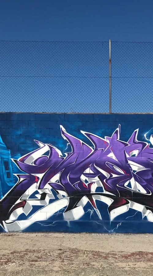 Mural graffiti de Marty McFly y el Delorean de Back to the Future con colores vivos y estilo ochentero