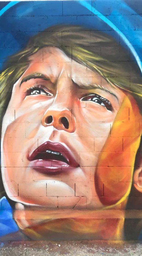 Mural graffiti de Marty McFly y el Delorean de Back to the Future con colores vivos y estilo ochentero