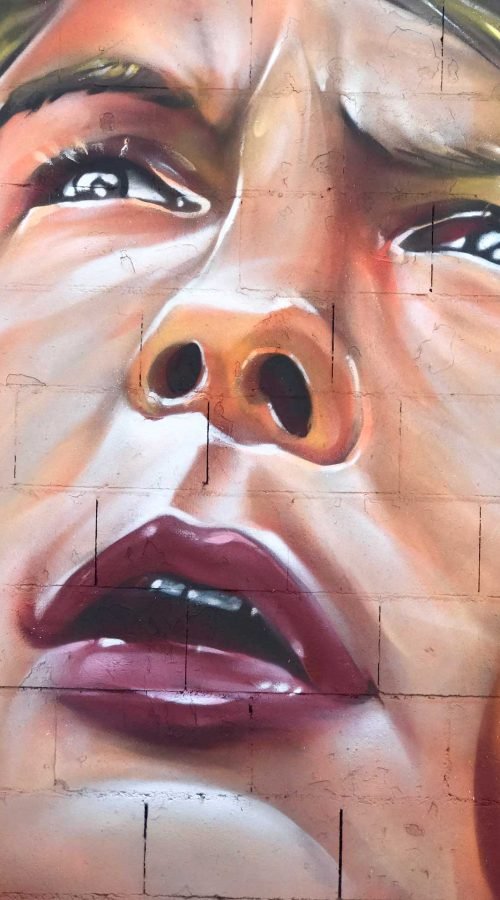 Mural graffiti de Marty McFly y el Delorean de Back to the Future con colores vivos y estilo ochentero