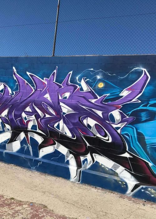 Mural graffiti de Marty McFly y el Delorean de Back to the Future con colores vivos y estilo ochentero