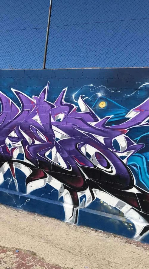 Mural graffiti de Marty McFly y el Delorean de Back to the Future con colores vivos y estilo ochentero