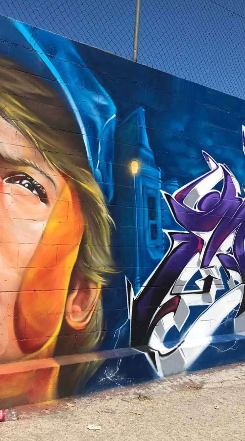 Mural graffiti de Marty McFly y el Delorean de Back to the Future con colores vivos y estilo ochentero