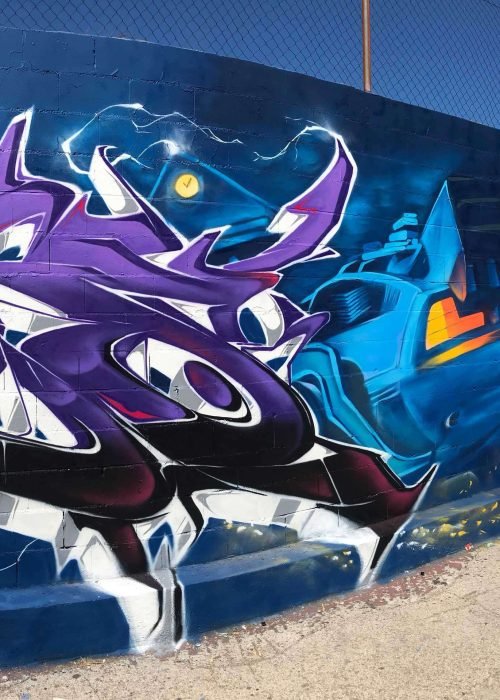 Mural graffiti de Marty McFly y el Delorean de Back to the Future con colores vivos y estilo ochentero