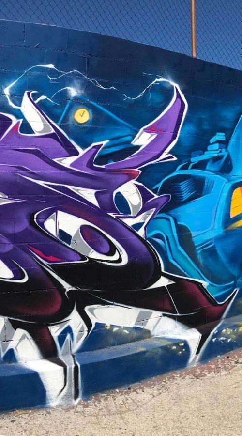 Mural graffiti de Marty McFly y el Delorean de Back to the Future con colores vivos y estilo ochentero