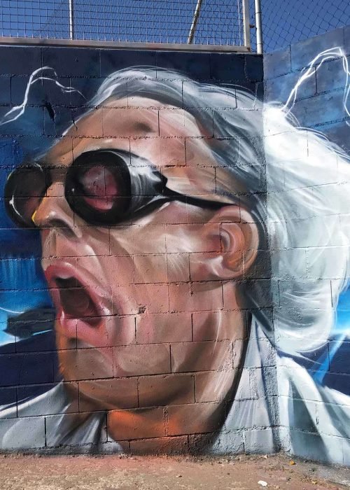 Mural graffiti de Marty McFly y el Delorean de Back to the Future con colores vivos y estilo ochentero