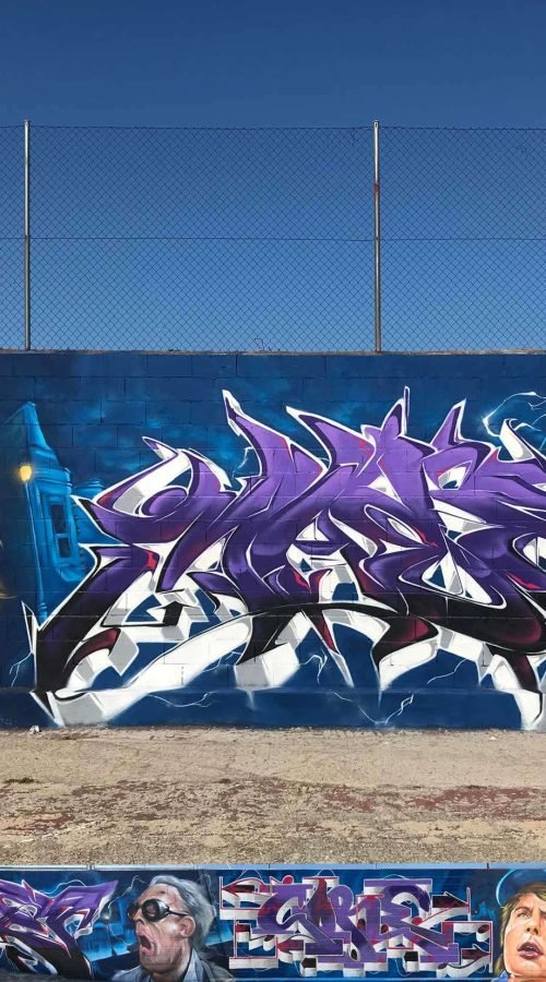 Mural graffiti de Marty McFly y el Delorean de Back to the Future con colores vivos y estilo ochentero