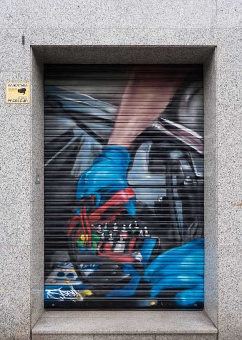 Mural mecánico realista en taller Euromaster Usera con motor y ruedas