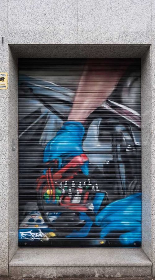 Mural mecánico realista en taller Euromaster Usera con motor y ruedas