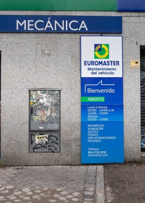 Mural mecánico realista en taller Euromaster Usera con motor y ruedas