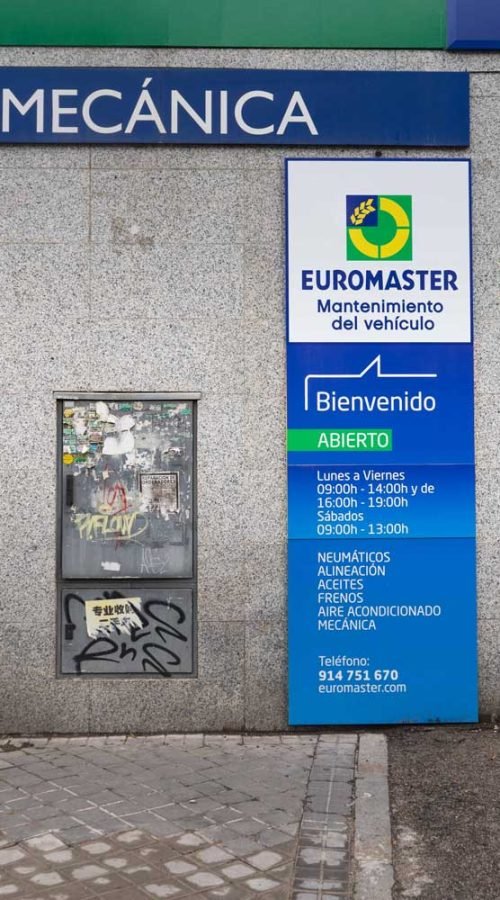 Mural mecánico realista en taller Euromaster Usera con motor y ruedas