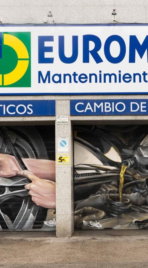 Mural mecánico realista en taller Euromaster Usera con motor y ruedas
