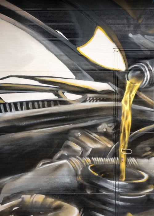Mural mecánico realista en taller Euromaster Usera con motor y ruedas