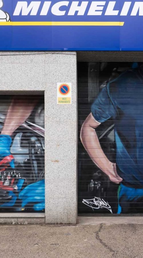 Mural mecánico realista en taller Euromaster Usera con motor y ruedas