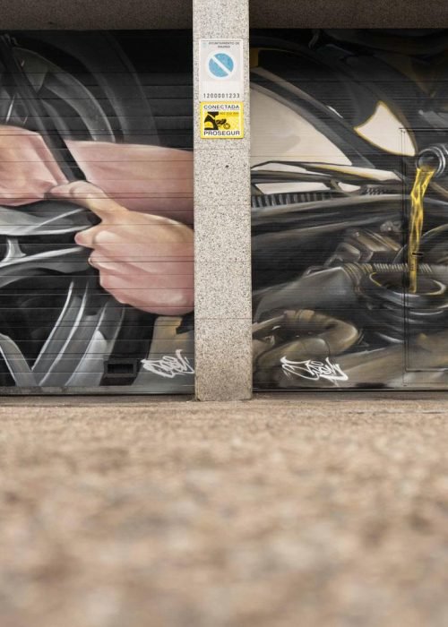 Mural mecánico realista en taller Euromaster Usera con motor y ruedas