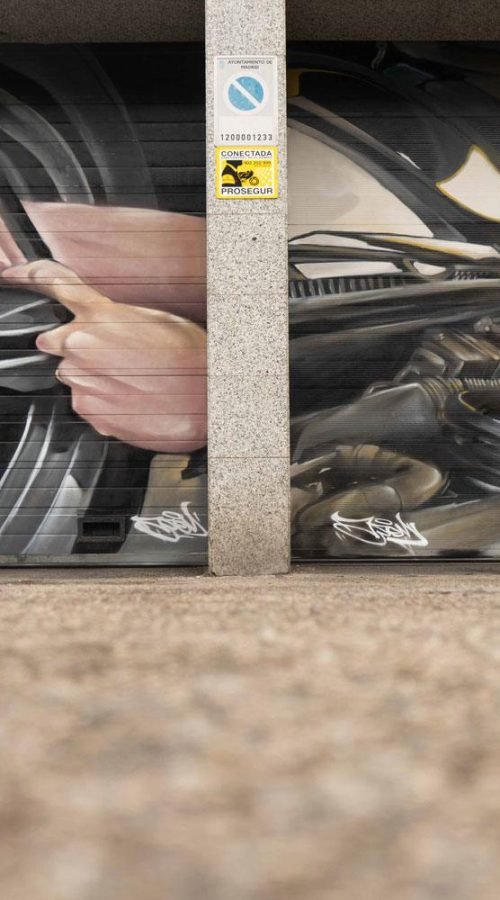 Mural mecánico realista en taller Euromaster Usera con motor y ruedas