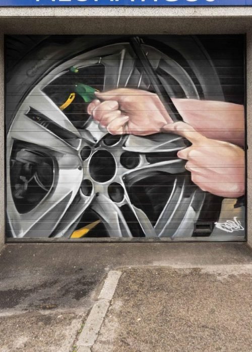 Mural mecánico realista en taller Euromaster Usera con motor y ruedas