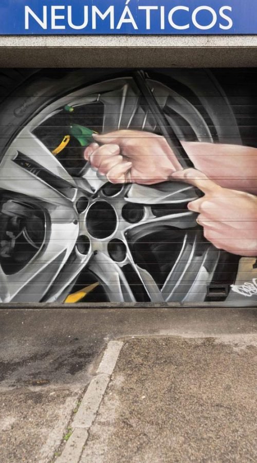 Mural mecánico realista en taller Euromaster Usera con motor y ruedas