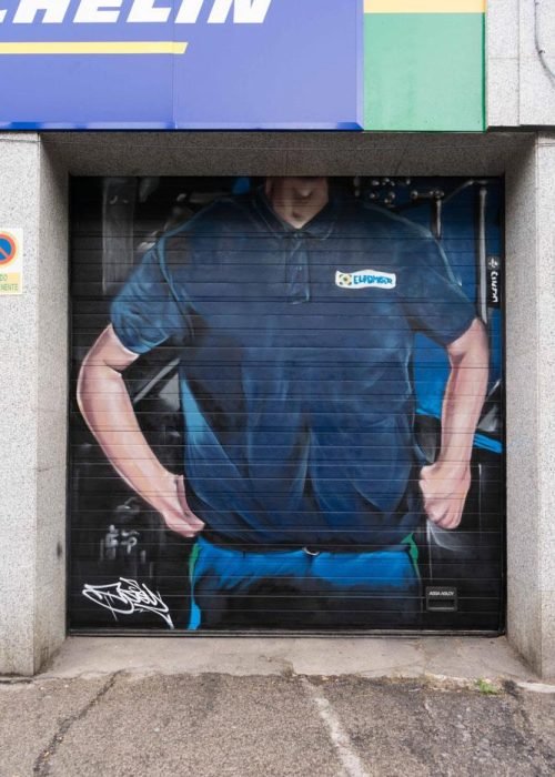 Mural mecánico realista en taller Euromaster Usera con motor y ruedas