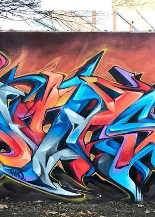 Graffiti hiperrealista de Terminator sobre fondo naranja y azul