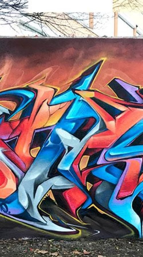 Graffiti hiperrealista de Terminator sobre fondo naranja y azul