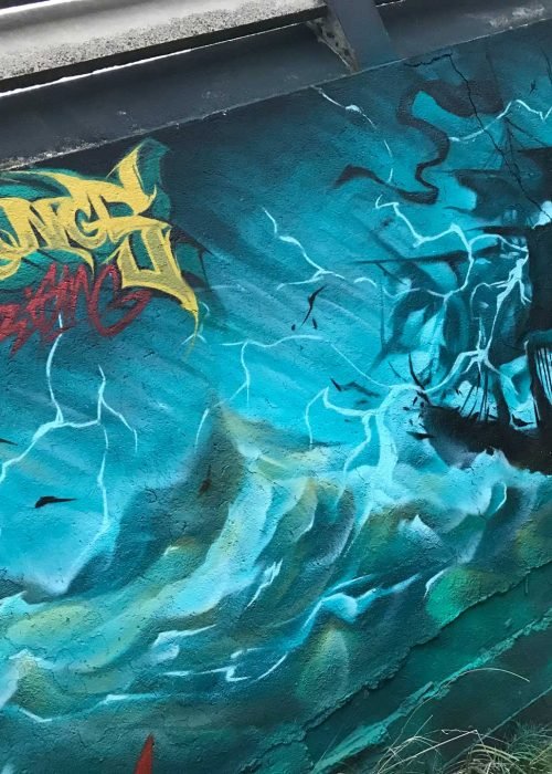 Mural realista de Lagertha y barco vikingo en tormenta