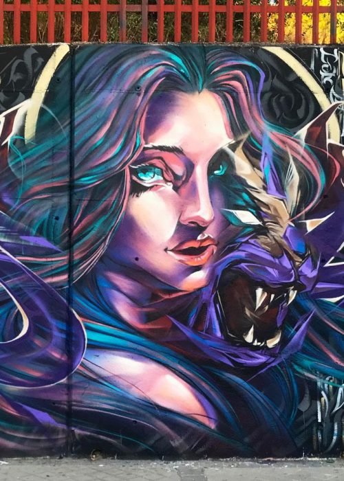 Mural de graffiti con mujer y trazos salvajes en el Colegio Gregorio Marañón