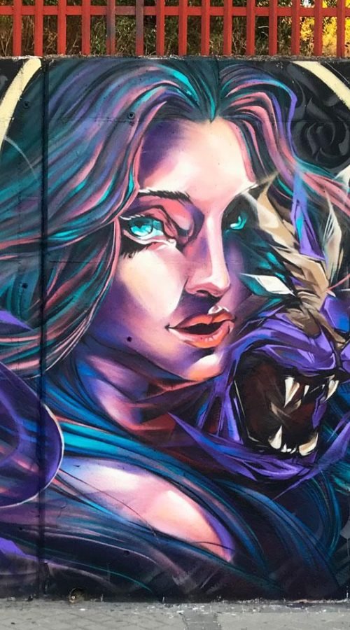 Mural de graffiti con mujer y trazos salvajes en el Colegio Gregorio Marañón