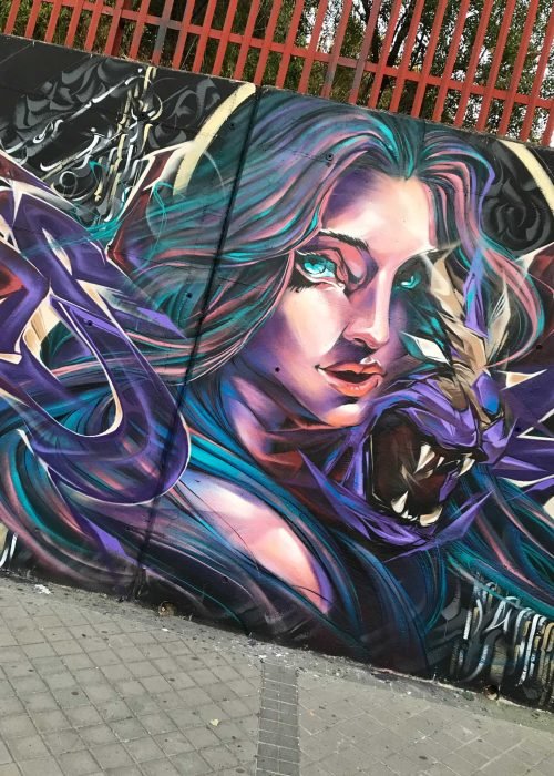 Mural de graffiti con mujer y trazos salvajes en el Colegio Gregorio Marañón