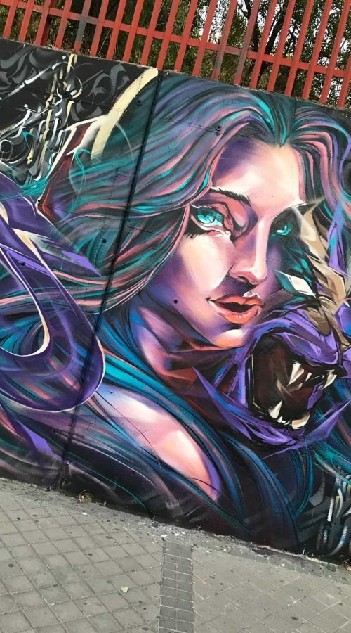 Mural de graffiti con mujer y trazos salvajes en el Colegio Gregorio Marañón