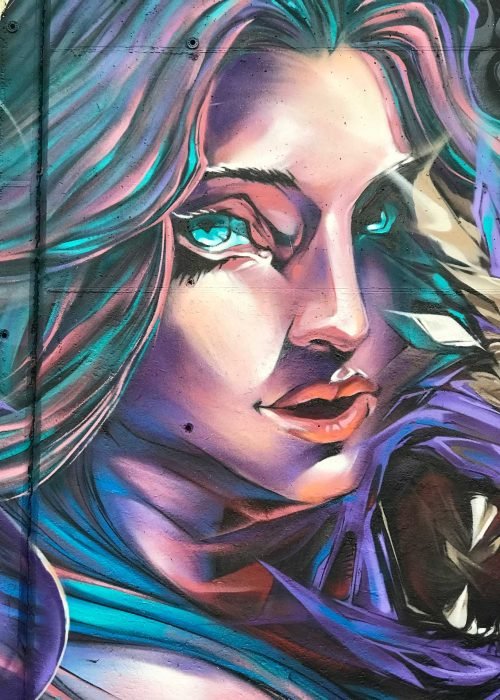 Mural de graffiti con mujer y trazos salvajes en el Colegio Gregorio Marañón