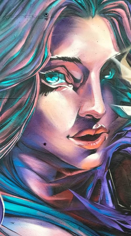 Mural de graffiti con mujer y trazos salvajes en el Colegio Gregorio Marañón