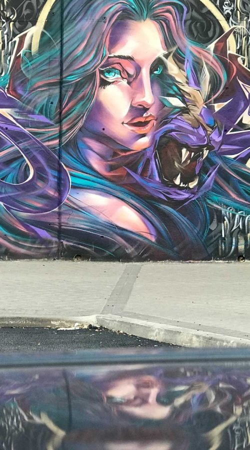 Mural de graffiti con mujer y trazos salvajes en el Colegio Gregorio Marañón