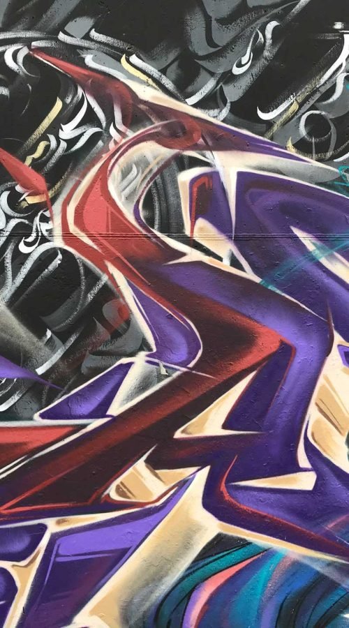 Mural de graffiti con mujer y trazos salvajes en el Colegio Gregorio Marañón