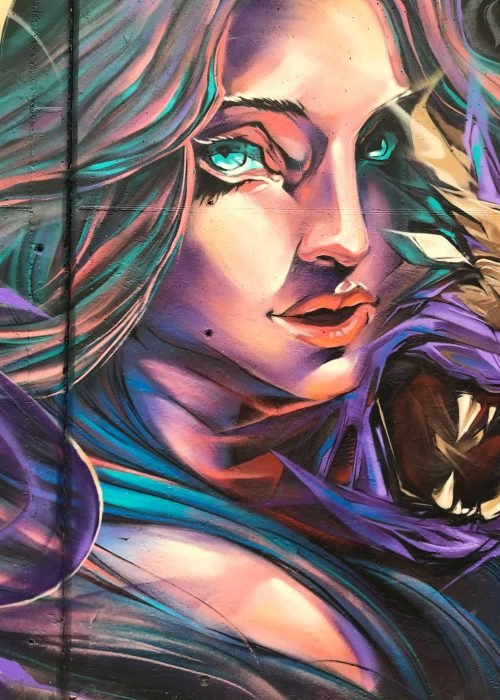 Mural de graffiti con mujer y trazos salvajes en el Colegio Gregorio Marañón