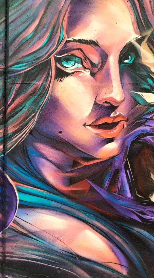 Mural de graffiti con mujer y trazos salvajes en el Colegio Gregorio Marañón