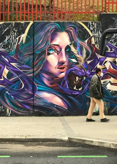 Mural de graffiti con mujer y trazos salvajes en el Colegio Gregorio Marañón