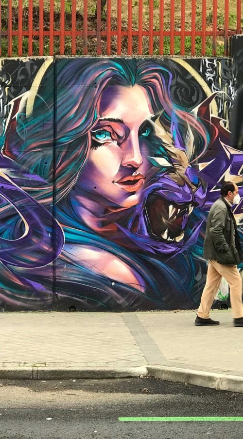 Mural de graffiti con mujer y trazos salvajes en el Colegio Gregorio Marañón