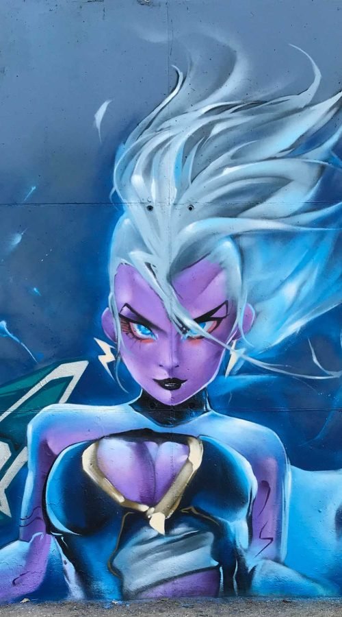 Mural graffiti profesional de Tormenta de X-Men en tonos azules