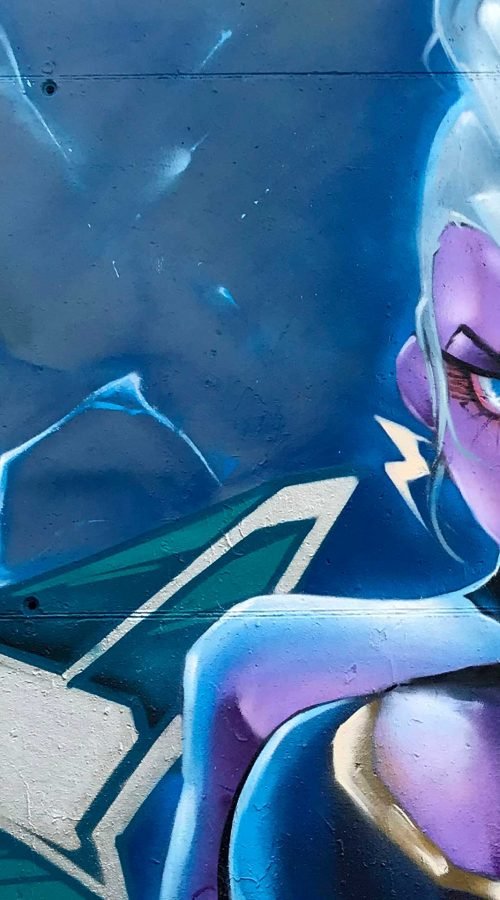 Mural graffiti profesional de Tormenta de X-Men en tonos azules