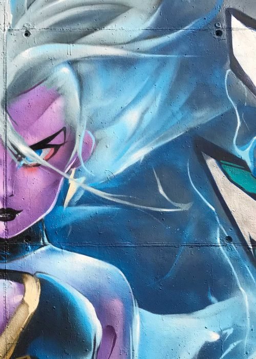 Mural graffiti profesional de Tormenta de X-Men en tonos azules